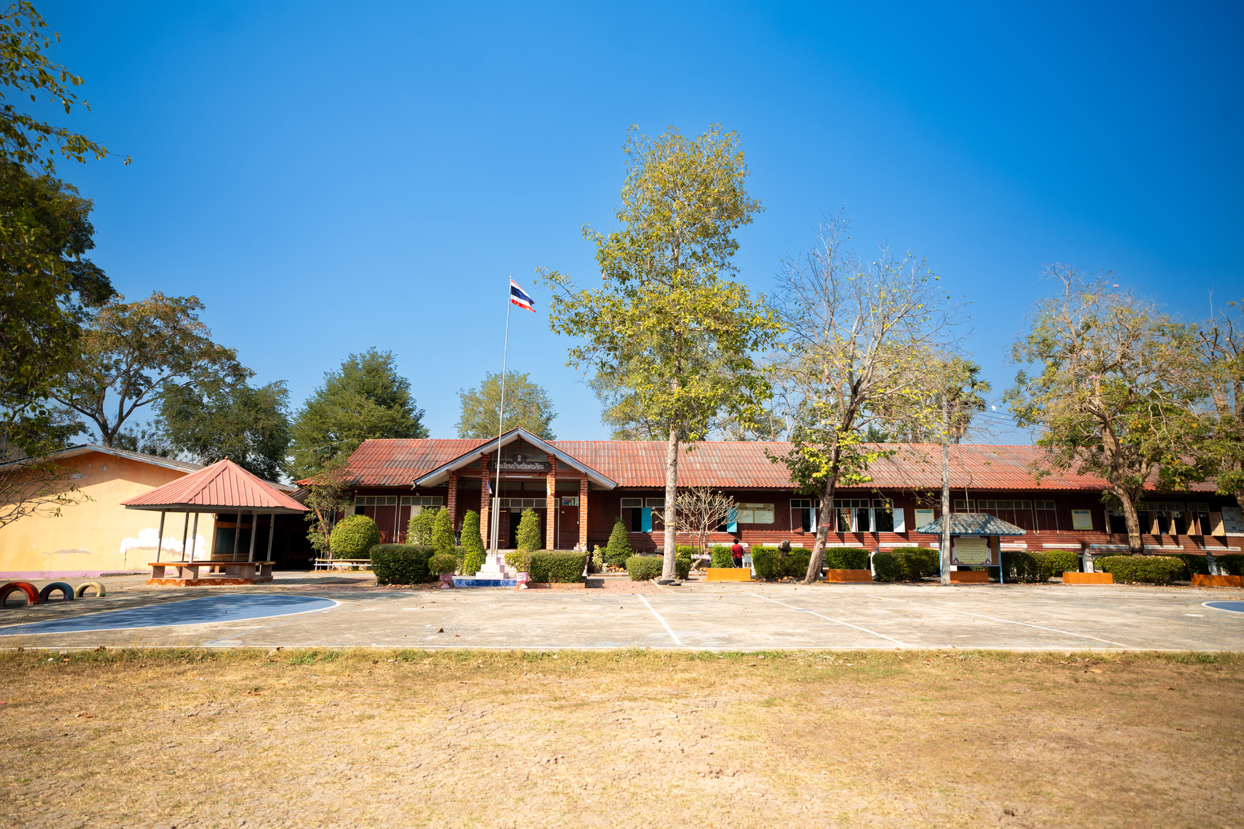 โรงเรียนบ้านช่องตะเคึยน